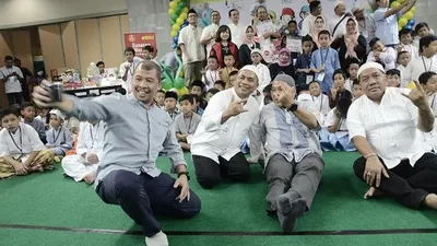 Direktur Utama Bank Bukopin, Eko Rachmansyah Gindo (kedua dari kanan), berpose bersama jajaran direksi, General Manager dan Kepala Divisi Bank Bukopin serta anak-anak peserta Sunatan Ceria yang digelar di Kantor Pusat Bank Bukopin. (Dok. Bank Bukopin)