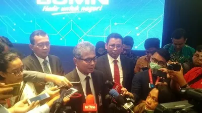 Direktur Utama Bank BRI, Sunarso, menjawab pertanyaan wartawan di Gedung BRI, Jakarta Pusat. (Ayojakarta.com/Hendy Dinata)