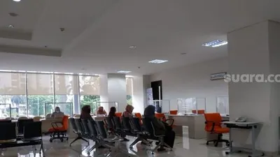Situasi pelayanan di Kantor Disdik DKI Jakarta, Jumat (24/7/2020). (Suara.com/Fakhri Fuadi)
