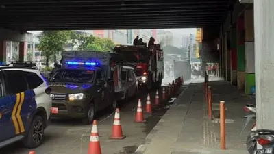 Mengerahkan satu unit mobil pemadam kebakaran, petugas melakukan penyemprotan disinfektan pada sejumlah ruas jalan antara lain Jalan Hayam Wuruk, Mangga Besar, Gajah Mada, dan area Stasiun Kota.  (Dok. Pemkot Jakbar)