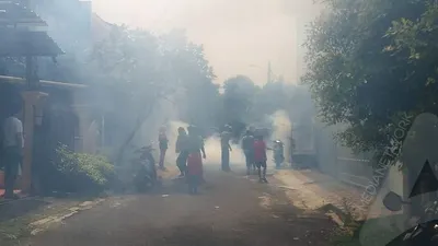 Penyemprotan cairan disinfektan di lingkungan pemukiman warga (Ayojakarta.com/Widya Victoria)