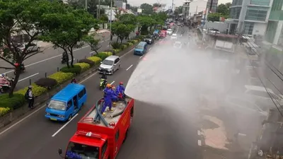 Petugas menyemprotkan cairan disinfektan di area Pasar Cisalak, Depok, Jawa Barat,Senin (1/6). Penyemprotan disifektan tersebut dilakukan guna mensterilkan dan mencegah penyebaran virus corona atau COVID-19 pasca adanya empat pedagang yang dinyatakan positif Covid-19  Foto: Prayogi/Republika