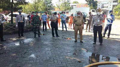 61 Petugas Semprot Disinfektan Rest Area KM 7,6 Tol Jagorawi