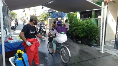 sebagai ilustrasi. Disinfektan wilayah di perkampungan Kota Tangerang dilakukan untuk mensterilkan akses masuk wilayah. (tangerangkota.go.id)