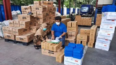 Penyaluran paket sembako untuk lima kluster terdampak COVID-19 (Dok. Kemensos)