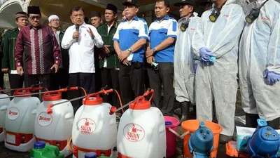Wapres RI ke-10 dan 12 yang juga sebagai Ketua Umum Dewan Masjid Indonesia Jusuf Kalla menyaksikan langsung Kick Off Gerakan Semprot Disinfektan 10.000 Masjid Antisipasi Penyebaran Virus Corona Covid-19 di Masjid Jami. (Tim Media JK)  i