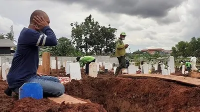 Wakil Gubernur DKI Jakarta, Ahmad Riza Patria mengunggah foto para petugas makam di beberapa lokasi TPU khusus Covid-19/dok: Instagram @bangariza.
