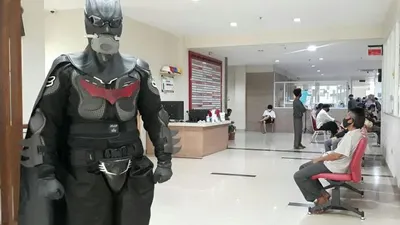 dr. Rollando Erric Manibuy mengenakan hazmat bergaya Batman. (Ayobogor.com/Husnul Khatimah)