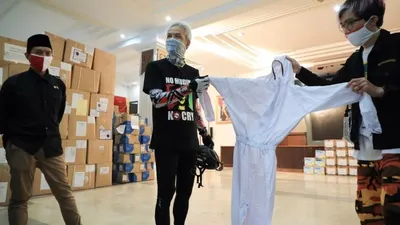 Dokter Tirta Mandira Hudhi saat menyerahkan bantuan penanganan Covid-19 kepada Pemprov Jateng di Wisma Perdamaian, Jumat (17/4/2020). (dok)