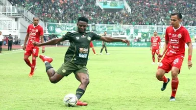 Pesepak bola Tira Persikabo Osas Saha (kiri) menguasai bola di bayangi pesepak bola Persija Jakarta Rezaldi Hehanusa (kanan) dalam laga Liga 1 2019 di Stadion Pakansari, Bogor, Jawa Barat, Selasa (16/7/2019). Pada babak pertama Tira Persikabo unggul dengan skor 3-2. (ANTARA FOTO/Yulius Satria Wijaya/hp)
