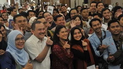 Deputy Chief Of Corporate Affairs Astra Riza Deliansyah (kedua kiri) dan Pegiat Seni Dian Sastro (ketiga kiri) berfoto bersama ratusan peserta usai sosialisasi Satu Indonesia Award 2019 di Hotel Excelton Palembang, Sumatera Selatan, Jumat (19/7/2019). Palembang menjadi kota ketiga sosialisasi Semangat Terpadu Untuk (SATU) Indonesia Award 2019 yang diikuti mahasiswa, komunitas muda, dan pegiat kegiatan di Palembang untuk menjaring para pegiat program inspiratif untuk mendukung kesejahteraan Indonesia. (ANTAR