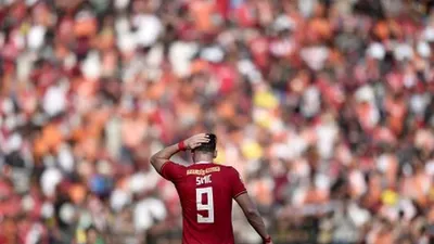 Pesepak bola Persija Jakarta, Marko Simic, memegangi kepalanya saat melawan PSM Makassar dalam pertandingan Final Piala Indonesia 2018-2019 leg pertama di Stadion Utama Gelora Bung Karno (GBK), Senayan, Jakarta, Minggu (21/7/2019). (ANTARA FOTO/M Risyal Hidayat/foc)