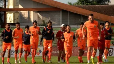 Pesepakbola Persija Jakarta melakukan sesi latihan saat uji coba lapangan jelang pertandingan leg kedua final Piala Indonesia 2019 di Stadion Andi Mattalatta, Makassar, Sulawesi Selatan, Sabtu (27/7/2019). (ANTARA FOTO/Abriawan Abhe)