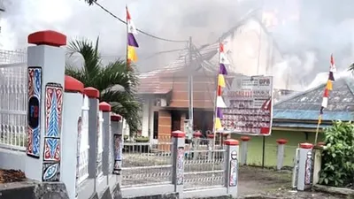 Asap membumbung dari gedung kantor Dewan Perwakilan Rakyat Daerah (DPRD) Papua Barat di Manokwari, yang dibakar massa, Senin (19/8/2019). (ANTARA FOTO/Toyiban)
