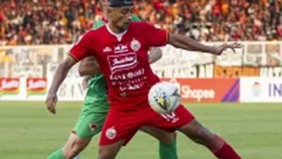 Pesepak bola Persija Bruno Matos (depan) berebut bola dengan pesepak bola Kalteng Putra Kevin Gomes pada laga Shopee Liga 1 di Stadion Madya GBK, Senayan, Jakarta, Selasa (20/8/2019). Persija menang atas Kalteng Putra dengan skor 3-0. (ANTARA FOTO/Dhemas Reviyanto/pd)