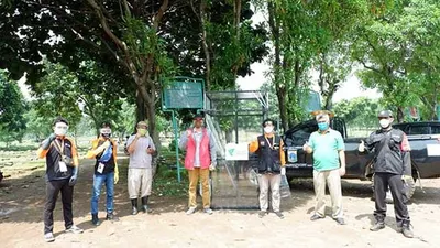 Tim Disaster Management Centre Dompet Dhuafa memfasilitasi disinfection chamber atau bilik disinfeksi di Tempat Pemakaman Umum (TPU) Pondok Rangon, Jakarta Timur. (dok Dompet Dhuafa)