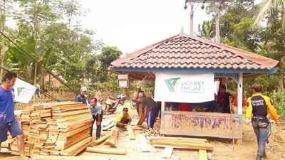 Dompet Dhuafa berkolaborasi dengan Shopee dan warga sekitar membangun kembali jembatan yang putus di Kecamatan Sajira, Kabupaten Lebak, Banten. (Ayojakarta.com/Hendy Dinata)