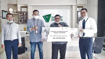 Paguyuban Bank Pembangunan Daerah (BPD) Batavia Serantau menyerahkan donasi kemanusian Cekal Corona kepada Dompet Dhuafa di Gedung Philantrophy, Jakarta Selatan.