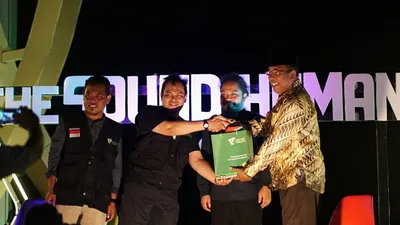 Dompet Dhuafa Maluku Utara menyerahkan seluruh hasil donasi kepada  Sekretaris Daerah (Sekda) Kota Ternate, Thamrin Alwi. (Humas Dompet Dhuafa)