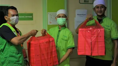Dompet Dhuafa memberikan 50 paket santap sahur untuk tenaga medis di RSUD Pasar Minggu, Jakarta Selatan, Selasa (28/04/2020) dini hari. (dok)
