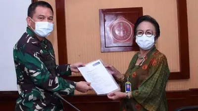 Mabes TNI terima donasi 300 ribu masker dari Yayasan UID. (dok Puspen TNI)