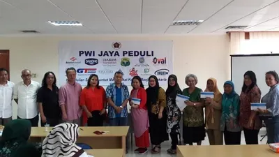 Foto bersama jajaran PWI Jaya Peduli bersama anggota Ikatan Keluarga Wartawan Indonesia (IKWI) di markas PWI Jaya, Jakarta Pusat, Selasa (14/1/2020). (Humas PWI Jaya)