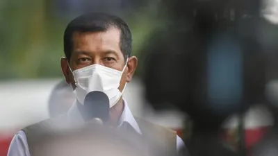Ketua Satgas Penanganan COVID-19 sekaligus Kepala BNPB Letjen TNI Doni Monardo di Rumah Sakit Darurat COVID-19 Wisma Atlet Kemayoran di Jakarta, Minggu (15/11/2020).