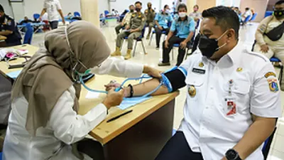 Jajaran Pemkot Jakut gelar donor darah dalam rangka peringatan Hari Pahlawan 2020 di Balai Yos Sudarso/dok: utara.jakarta.go.id