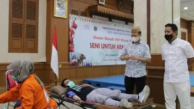 Sebanyak 200 seniman Jakarta Barat melakukan kegiatan donor darah di Kantor Wali Kota Jakarta Barat/barat.jakarta.go.id