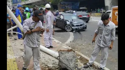 Sebuah sedan mewah menabrak tiang lampu PJU di Jalan S Parman (Antara/@tmcpoldametro)