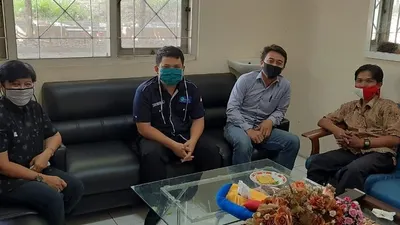 dosen Prodi MSP Departemen Sumberdaya Akuatik FPIK Undip, Suryanti bersama Hendra Wiguna dari KNTI Kota Semarang