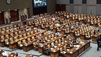 Penampakan anggota DPR di ruang rapat paripurna jelang pengesahan Rancangan Undang-Undang Cipta. (Suara.com/Novian)