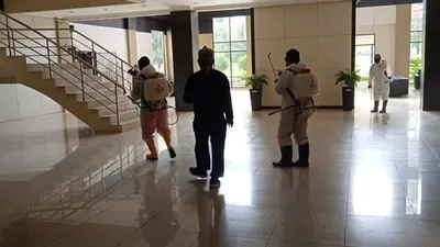 Petugas Gugus Tugas Percepatan Penanganan COVID-19 melakukan penyemprotan cairan disinfektan ke seluruh area gedung DPRD Kabupaten Tasikmalaya, Selasa (16/6/2020)