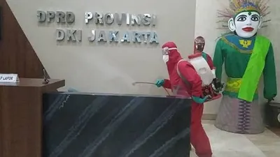Penyemprotan disinfektan di Gedung DPRD DKI Jakarta oleh Sudin Gulkarmat DKI Jakarta/dok: beritajakarta.id