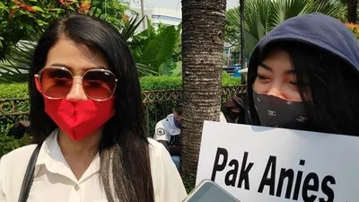 Dua pemandu lagu karaoke ikut berdemo di depan Gedung Balai Kota Jakarta. (Suara.com/Bagaskara).