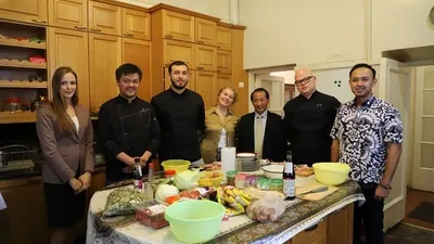 Duta Besar RI untuk Rusia merangkap Belarus, Wahid Supriyadi, bersama juru masak Yuva Cafe Rusia di Wisma Indonesia KBRI Moskow, setelah ia memberikan penjelasan mengenai masakan Indonesia/KBRI Moskow