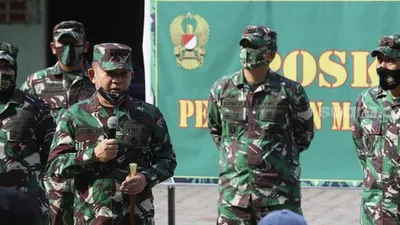 Panglima Kodam Jaya, Mayjen TNI Dudung Abdurachman (tengah) memberikan keterangan kepada warga sipil yang menjadi korban penyerangan Mapolsek Ciracas di Koramil 05 Kramat Jati, Jakarta, Rabu (2/9/2020). [Suara.com/Angga Budhiyanto]
