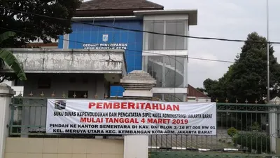 Suasana gedung kantor Suku Dinas Kependudukan dan Pencatatan Sipil Jakarta Barat selama masa renovasi. (barat.jakarta.go.id)