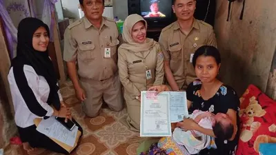 Petugas Sudin Dukcapil Kepulauan Seribu menyerahkan dokumen kependudukan kepada warga/pulauseribu.jakarta.go.id