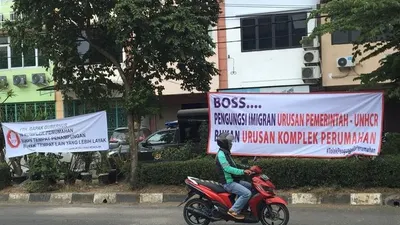 Spanduk penolakan pengungsi yang berada di gedung bekas Komando Militer (Kodim) Kalideres, Jakarta Barat, Senin (15/7/2019). (ANTARA/AstridFaidlatulHabibah)