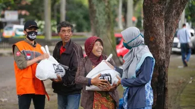 Ilustrasi penerima bantuan sosial -- Anggota komunitas Fotografer Muslim membagikan paket sembako pada warga yang membutuhkan, di Kota Bandung, Selasa (7/4/2020). (Ayobandung.com/Irfan Al Fartisi)