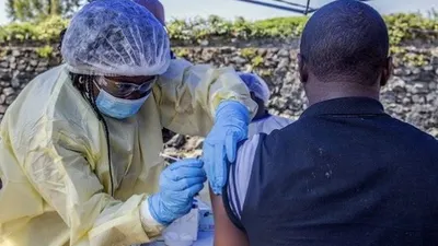 Seorang pria di Kongo diberi vaksin anti Ebola oleh salah satu petugas medis. (AFP)