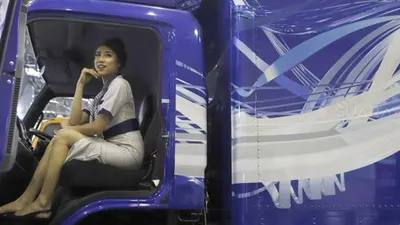 Mitsubishi eCanter bersama seorang model. eCanter adalah truk listrik yang dipamerkan dalam GAIKINDO Indonesia International Commercial Vehicle (GIICOMVEC) Expo di Jakarta Convention Center (JCC), Jakarta, Kamis (5/3). [Suara.com/Angga Budhiyanto]