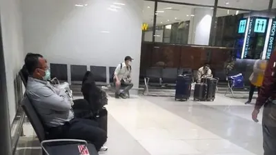 Menteri KKP Edhy Prabowo sedang duduk di Bandara Soekarno - Hatta, saat ditangkap KPK, Rabu (25/11/2020) dini hari. [dokumentasi via Suara.com]