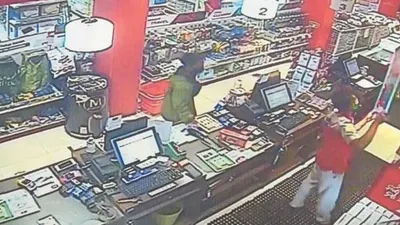 Editor Metro TV Yodi Prabowo beli pisau. (Suara.com/Bagaskara)