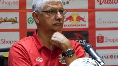 Pelatih Persija, Edson Tavares. (Ayojakarta.com/Hendy Dinata)
