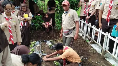 Para siswa/i SMAN 7 Kota Malang diperkenalkan cara dan hasil budidaya yang selama ini dijalankan oleh prajurit Brigif Para Raider 18/SEY. (Perwira Brigif Para Raider 18/SEY, Kapten Inf M. Reza Satria P/Puspen TNI)