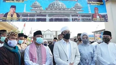 Bupati Bekasi Eka Supria Atmaja bersama Gubernur Jawa Barat Ridwan Kamil memperingati Hari Raya Iduladha di Desa Bulaktemu Kecamatan Sukawangi / instagram
