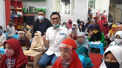 Eko Patrio bersama anak-anak. (Dok Humas DPW PAN DKI Jakarta)