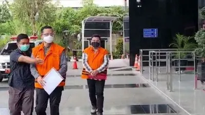 Eks Mensos Juliari Batubara kondisi tangannya diborgol saat menjalani pemeriksaan di KPK. (Suara.com/Welly Hidayat)
